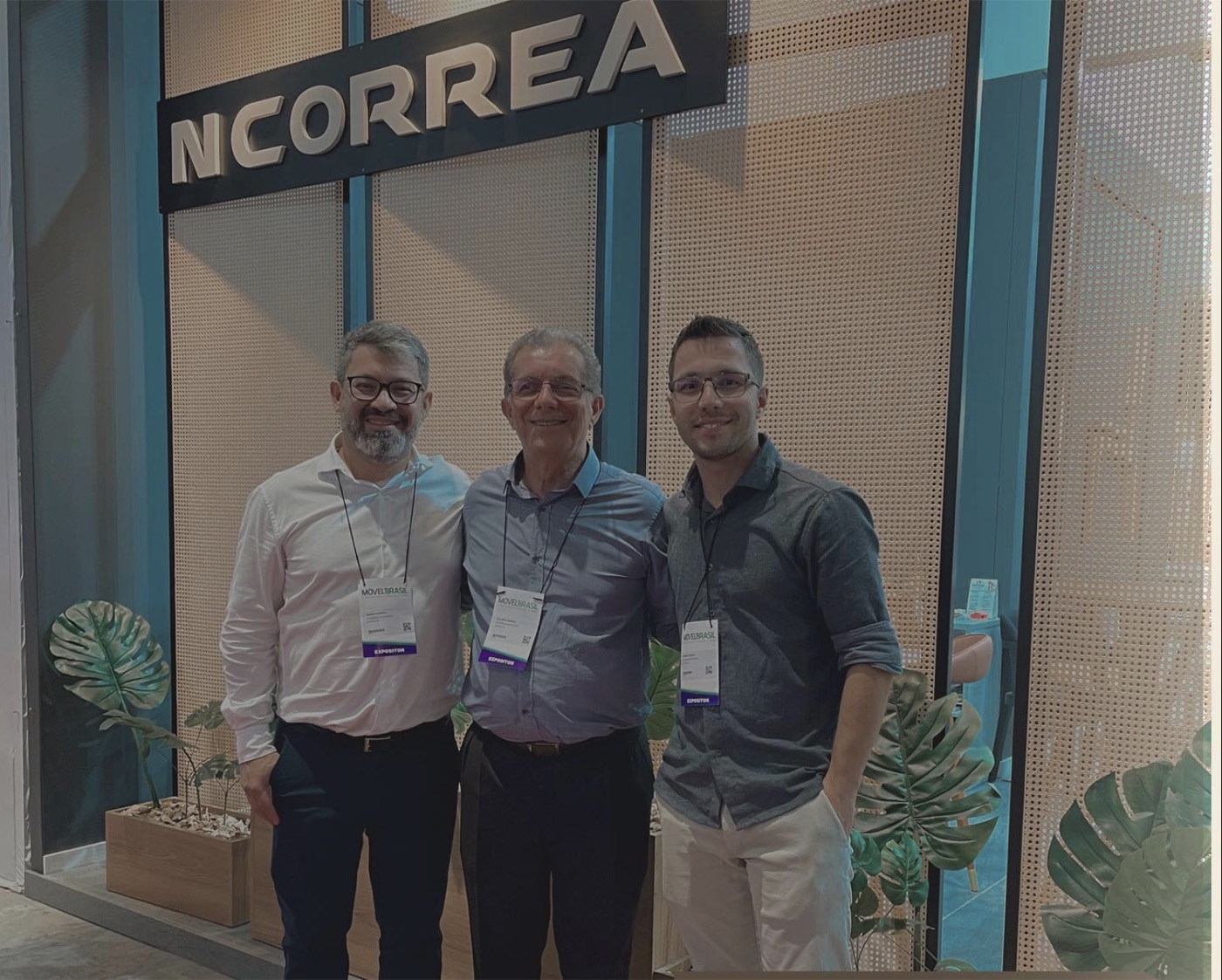 Fundadores da NCorrea no estande da feira MovelBrasil